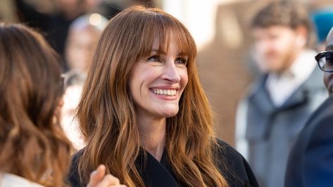 Julia Roberts Just Cut Her Long Auburn Hair Into a Fresh, Honey-Blonde Lob Square Face Bangs, Honey Blonde Lob, Bangs For Square Face, Face Bangs, Birkin Bangs, Julia Roberts Hair, Long Auburn Hair, Bangs Long Hair, Denise Austin