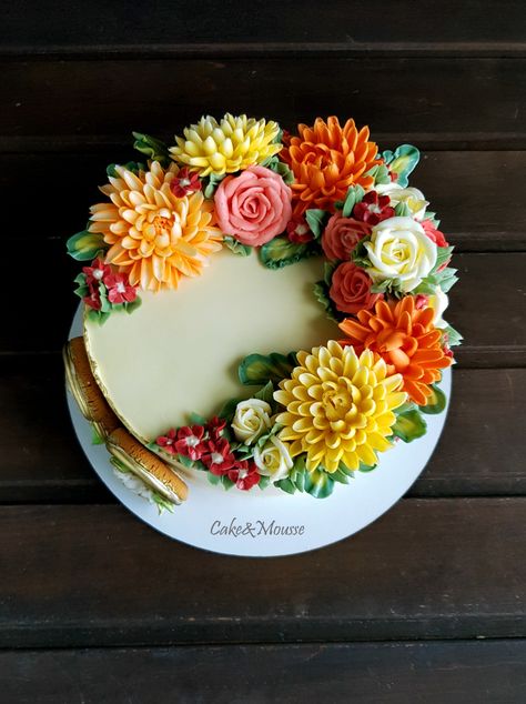 Floral Cakes Buttercream, Flower Cakes Birthday For Women, Fall Icing Flowers, Fall Floral Cakes Buttercream, Marigold Cake Decoration, Fall Birthday Cake Ideas For Women, Fall Birthday Cakes For Women, Summer Flower Cake, Fall Buttercream Flowers