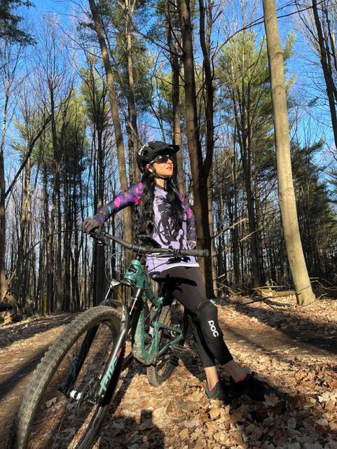 Purple jersey, floral jersey, long sleeves cycling shirt. Spring MTB jersey. Polyester blend. Moisture wicking. Comfortable MTB jersey. Mountain Biking Women Outfits, All Mountain Bike, Gravel Cycling, Mountain Biking Photography, Mtb Jersey, Mtb Women, Mountain Biking Women, Mountain Bike Jerseys, Road Biking