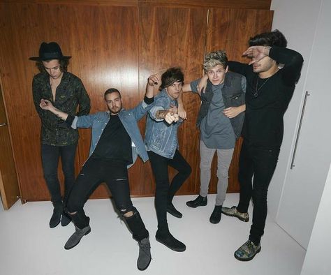 #onedirectionwallpaper #onedirection #1D #1dforever #reunion2020 #history #directioners #photoshoot1d #albumfour Stairs Photoshoot, Four One Direction, One Direction Images, One Direction Wallpaper, One Direction Photos, Five Guys, Normal Guys, One Direction Humor, One Direction Harry