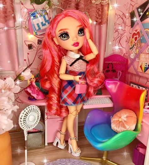 con | Priscilla Perez💖 #rainbowhigh #rainbowhighseries5 #rainbowhighdollhouse #dollhouse #miniatures #dollcollector #priscillaperez #pink | Instagram Priscilla Perez, High Room, Pink Instagram, Rainbow High, Collector Dolls, May 23, Dollhouse Miniatures, Doll House, Miniatures