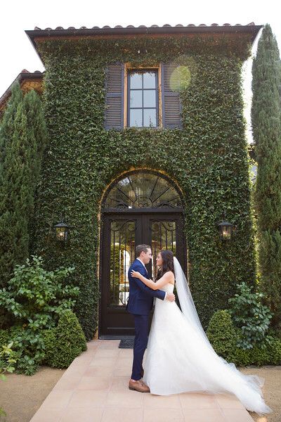 A wine country wedding with expansive views of Healdsburg with tuscan inspired landscape and vineyards || Photography by Josh Gruetz Napa Valley Wedding Venues, Virginia Vineyard Wedding, Vineyard Wedding Venues, Healdsburg Wedding, Rustic Vineyard Wedding, Wine Country Wedding Venues, Vineyard Photography, Property Portfolio, Tuscan Inspired Wedding