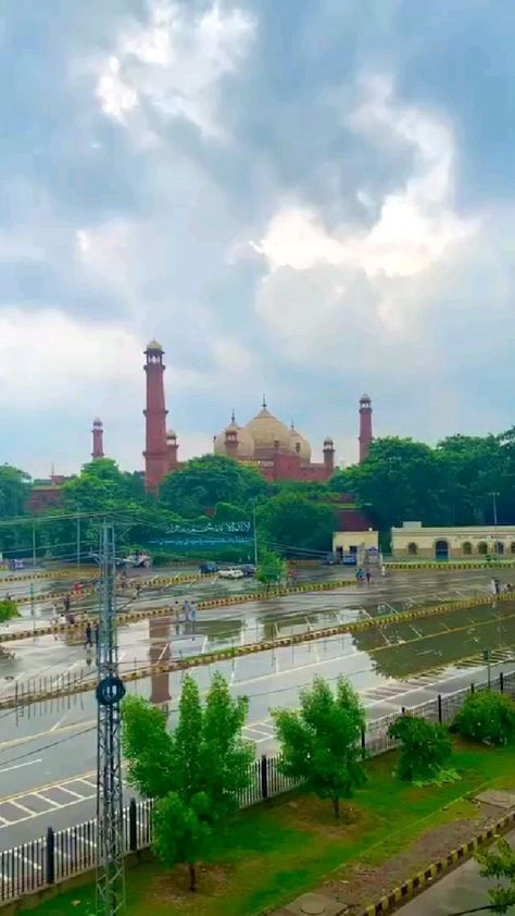 Minare Pakistan, Mosque Beautiful, Badshahi Mosque, Pakistan Pictures, Pakistan Tourism, Pakistan Video, Airport Pictures, Dubai Vacation, Pakistan Travel