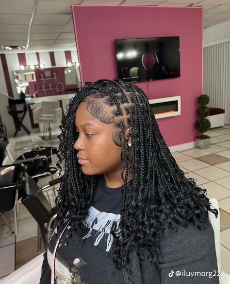 Cori Leroy Braids With Curls, Knotelles Braids Hairstyles, Trendy Braids For Black Women 2023, Different Braided Hairstyles Black Women, Smeduiem Knotless With Curls At The End, Shirt Knotless Braids, Small Medium Knotless Braids With Curls, Hairstyles For Winter For Black Women, Hair Ideas Black Women Braids