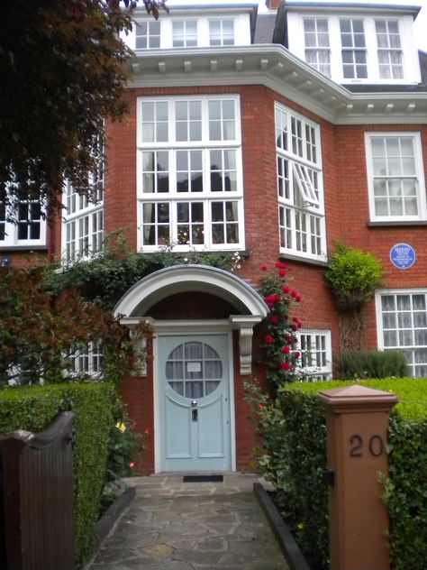 Sigmund Freud's London home Climbing Roses Garden, Pics Of London, Freud Museum London, Honeymoon In Europe, House Front Garden, Entrance Walkway, Theory Of Mind, History Of Psychology, Garden Uk