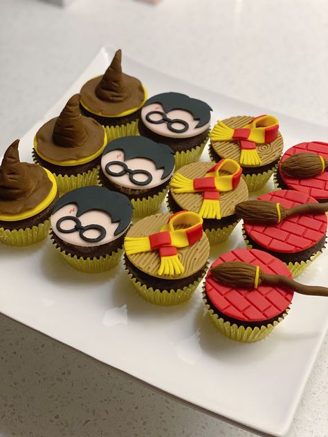 Harry Potter Fondant Toppers, Harry Potter Pastries, Harry Potter Cupcake Ideas, Harry Potter Cupcakes Ideas, Fondant Harry Potter, Cupcakes Harry Potter, Harry Potter Cupcake Toppers, Harry Potter Cups, Harry Potter Snacks