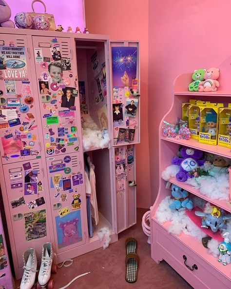 Locker In Room Aesthetic, Locker In Bedroom Aesthetic, Highteen Room, Neon Photoshoot, Salon Suites Decor, Graffiti Wall Art, Holly Hobbie, Kawaii Room, Bedroom Layouts