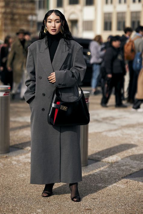 Milan Fashion Week Street Style, Milan Street Style, Milan Fashion Weeks, The Best Street Style, Bag Charms, Long Blazer, Best Street Style, Fashion Week Street Style, Cool Street Fashion