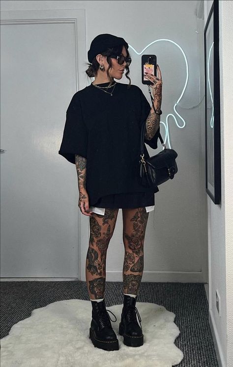 Tattooed Style Fashion, Edgy Mum Fashion, How To Crop Oversized T Shirt, Tattooed Women Outfits, Tattooed Girl Outfit, Comfy Grunge Outfits Summer, Plus Alt Outfits, Soft Goth Summer Outfits, Goth Leggings Outfit