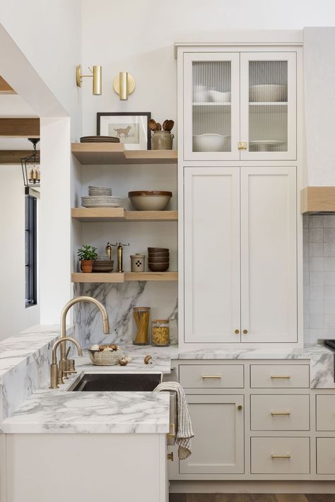 Minimalist Traditional Kitchen, White Kitchen Details, Kitchen Design Open Shelves, Modern And Traditional Kitchen, Country Modern Kitchen Farmhouse Style, Modern Country Kitchen Ideas, California Casual Kitchen, Country Modern Kitchen, Built In Kitchen Hutch