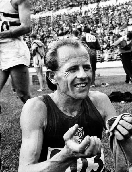 emil zatopek Emil Zatopek, Track Motivation, Sports Inspiration, Track Runners, Sport Inspiration, Asian Games, Commonwealth Games, Sport 2, Sports Stars