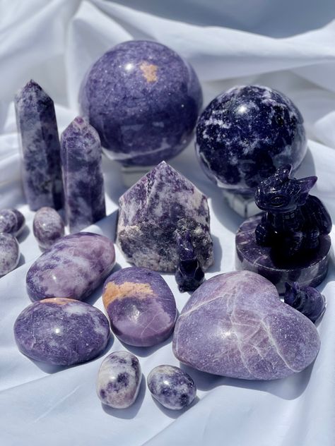 Crystals For Love, Dragon Shop, Lepidolite Crystals, Purple Things, Crystal Aesthetic, Blue Onyx, Spiritual Crystals, Bumble Bee Jasper, Orange Calcite