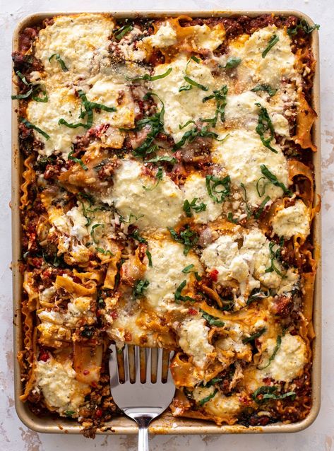 Sheet Pan Lasagna Meals To Make For Your Husband, Dinner For Ten People, Dinner On The Go Ideas, Baked Italian Dishes, Italian Dinner Ideas Main Dishes, Dinner For A Crowd Easy, Holiday Pasta Recipes, Roasted Dinner Recipes, Healthy Flavorful Dinner Recipes