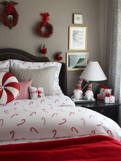 Oscar Bravo Home: Decorating the Guest Bedroom in Red, White and Grey for the Holidays Grey And Red Christmas Bedroom, Red White And Grey Christmas Decor, Red And Grey Christmas Decor, Christmas Tree Bedroom Ideas, Red And White Christmas Bedroom, Grey And Red Bedroom, Grandma Room, Grey Christmas Decor, Christmas Bedrooms