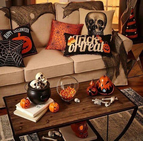 Halloween living room decor Halloween Living Room Decor, Diy Halloween Dekoration, Halloween Living Room, Halloween Decor Diy, Cheap Halloween Costumes, Casa Halloween, Halloween Memes, Diy Halloween Decor, Adornos Halloween