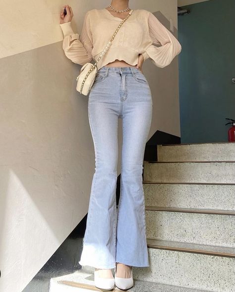 Flared Jeans Outfit Aesthetic, Bell Pants Outfit, Outfits Mujeres, Flare Jean Outfit, Preppy Chic Outfits, Bell Bottom Jeans Outfit, Soft Outfits, Flare Jeans Outfit, Fashion Top Outfits