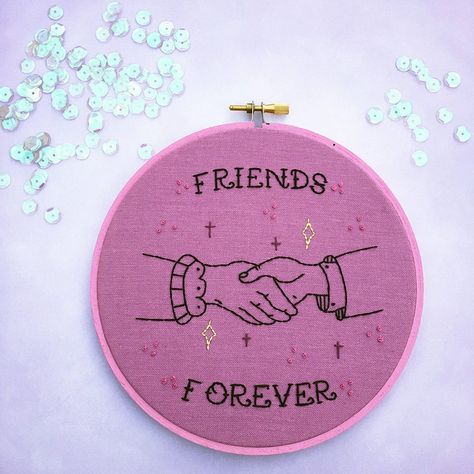 19 Cute and Clever Embroidery Hoops Perfect For Your BFF Hand Embroidery Hoop Designs, Embroidery For Friends, Embroidery Friendship, Friend Embroidery Gift Ideas, Embroidery Frame Design, Embroidery For Best Friend, Bff Embroidery, Embroidery Best Friends, Friendship Embroidery Designs