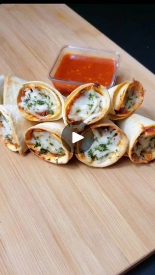 Mini Tortilla Recipes, Tortilla Cones, Cone Pizza, Tortilla Hack, Pizza Cones, Charcuterie Appetizers, Food Reels, Simple Snacks, Pulled Beef