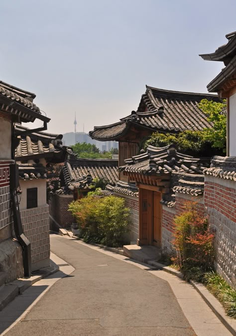 https://flic.kr/p/WofwEW | South Korea - Seoul - Bukchon Hanok Village Korea Tourist Spots, South Korea Fashion, Ancient Korea, Hanok Village, Seoul Korea Travel, Bukchon Hanok Village, Ui Ux 디자인, Seoul Travel, South Korea Seoul