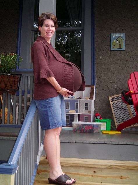 Kerry Lyons had kids ages 1 and 3 when she found out she was pregnant with triplets. Quintuplets Pregnancy, 1 Month Pregnant, Pregnant With Triplets Belly, Pregnant With Triplets, Triplets Pregnancy, Big Pregnant, Pregnant Man, Pregnancy Belly Photos, Pregnant Model