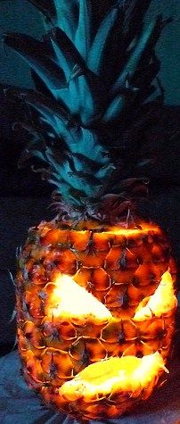 Pineapple Jack o Lantern! A fun way to jazz up your usual lineup of pumpkins. Halloween Party Hacks, Diy Halloween Party, Recetas Halloween, Halloween Decor Diy, Easy Halloween Party, Hallowen Ideas, Halloween Fest, Diy Halloween Decor, Photos Booth