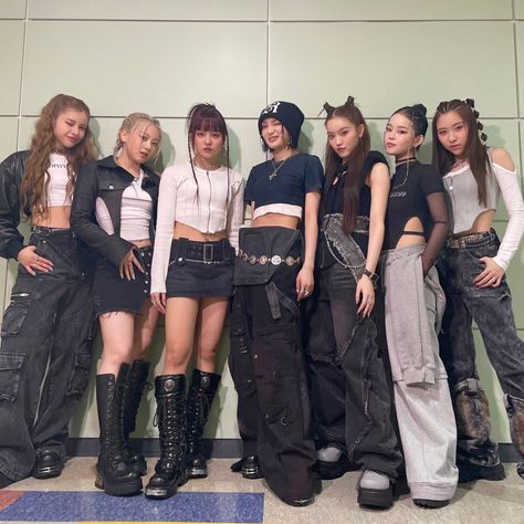 Xg Left Right Outfit Inspired, Kcon Outfit Idea, Stage Outfits Ideas Kpop, Kcon Concert Outfit, Cover Dance Outfit, Unforgiven Outfits, Xg Left Right Outfit, Xg Shooting Star Outfits, Y2k Stage Outfit