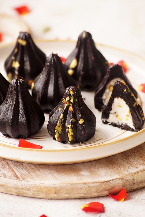 Oreo Modak - Super simple, fusion, innovative and no-cook modak made with oreo cookies, coconut and nuts! Chocolate Modak Photography, Oreo Modak, Modak Indian Sweet, Chocolate Modak, Raspberry Chia Pudding, Palak Recipe, Chia Pudding Recipes Healthy, Cookies Coconut, Modak Recipe