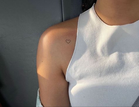 Tattoo Back Neck Woman, Heart Dainty Tattoo, Back Simple Tattoos Women, Very Minimal Tattoo, Dainty Tattoos Heart, Simple Love Heart Tattoo, Small Red Tattoo Ideas For Women, Minimal Tattoo Self Love, Womens Small Shoulder Tattoo