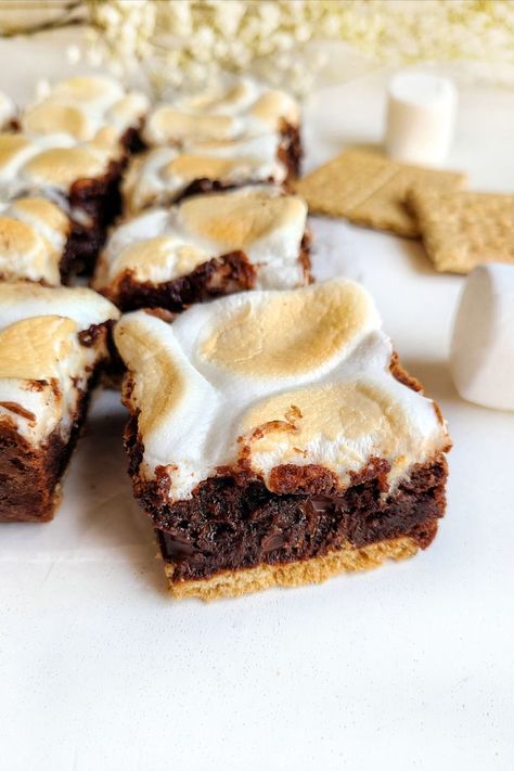 These layered s’mores brownies are fudgy, gooey, and easy to make. A layer of graham crackers, fudgy brownie, and topped with marshmallows. Perfect for summer! Graham Recipes, Brownies Smores, S’more Brownies Recipe, S'mores Brownies, S’more Brownies, Brownies S’mores, Brownies Aesthetic, S'mores Brookies, Best S’mores Brownies