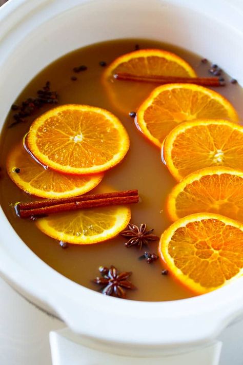 Crock pot apple cider with orange slices and aromatic spices. Wassail Recipe Crockpot, Crockpot Apple Cider, Slow Cooker Apple Cider, Wassail Recipe, Apple Cider Drink, Slow Cooker Apple, Healthy Appetizers Easy, Cider Drinks, Apple Cider Recipe