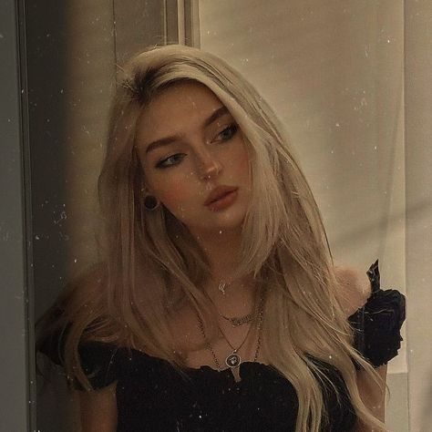 Platinum Blonde Hair, Long Blonde, Long Blonde Hair, Hair Inspo Color, Aesthetic Hair, Aesthetic Girl, Maquillaje De Ojos, Hair Looks, Hair Goals