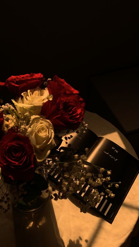 Dark Feminine Aesthetic Wallpaper Iphone, Red Aesthetic Flowers, Wine Red Aesthetic, Gryffindor Aesthetic, Flowers Wine, Red Roses Wallpaper, Roses Book, Dark Red Wallpaper, Vintage Flowers Wallpaper