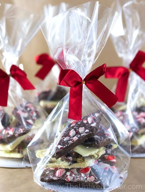 Chocolate Bark Christmas Gift, Homemade Chocolate Packaging Ideas, Homemade Chocolate Hampers, Diy Christmas Chocolate Gifts, Homemade Chocolate Packaging, Chocolate Bark Packaging, Chocolate Making Ideas Homemade, Homemade Chocolate Bark, Chocolate Bark Christmas