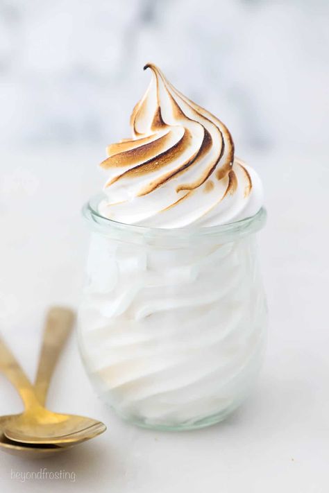 Toasted Meringue Frosting, Toasted Marshmallow Frosting, Whipped Cream Flavors, Marshmallow Meringue Recipe, Meringue Marshmallow, Marshmallow Whipped Cream, Marshmallow Buttercream Frosting, Meringue Recipes, Homemade Frosting Recipes