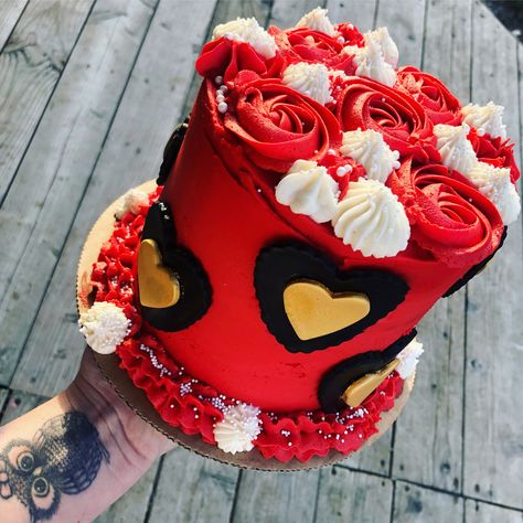 Rise Of Red Birthday Cake, Descendants Rise Of Red Cakes, Descendants Rise Of Red Cake Ideas, Rise Of Red Cake, Descendants Rise Of Red Birthday Cake, Queen Of Hearts Cake, Red Queen Of Hearts, Descendants Cake, Hearts Cake