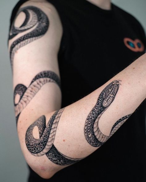 Snake Around Arm Tattoo, Black Snake Tattoo, Tattoo Homme, Alchemy Tattoo, Around Arm Tattoo, Tattoo Snake, Create A Tattoo, Serpent Tattoo, Long Snake