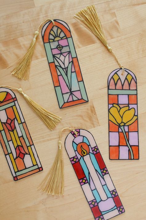 Diy Bookmarks With Quotes, Custom Book Mark Ideas, Kids Stained Glass Craft, Diy Bookmark Drawing, Diy Glass Stain, Stained Glass Paper Craft, Stained Glass Cards Diy, Stained Glass Banner, Stained Glass Cricut