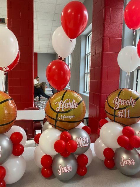 Basketball Balloon Bouquet Ideas, Basketball Tournament Decorations, Senior Basketball Decorations, Sr Night Basketball Gifts, Basketball Senior Night Gym Decorations, Volleyball Balloon Bouquet, Senior Night Basketball Decorations, Girls Basketball Banquet Ideas, Senior Night For Basketball