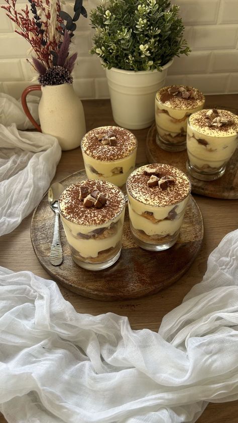 Tiramisu Kinder Bueno Bella Marie, Fav Food, Treat Recipe, Food Design, Aesthetic Food, Nutella, Oreo, Dinner Party, Diner