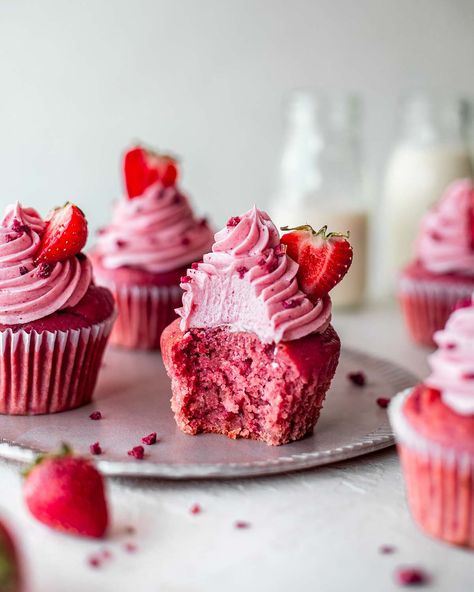 Easy vegan strawberry cupcakes packed with real strawberries and flavour. Perfect for Valentine's Day or any time. Gluten-free option too! Vegan Strawberry Cupcakes, Strawberry Cupcake Recipes, Strawberry Cream Cheese Frosting, Gluten Free Cupcakes, Strawberry Frosting, Cupcake Tray, Vegan Cake Recipes, Vegan Cupcakes, Desserts Vegan