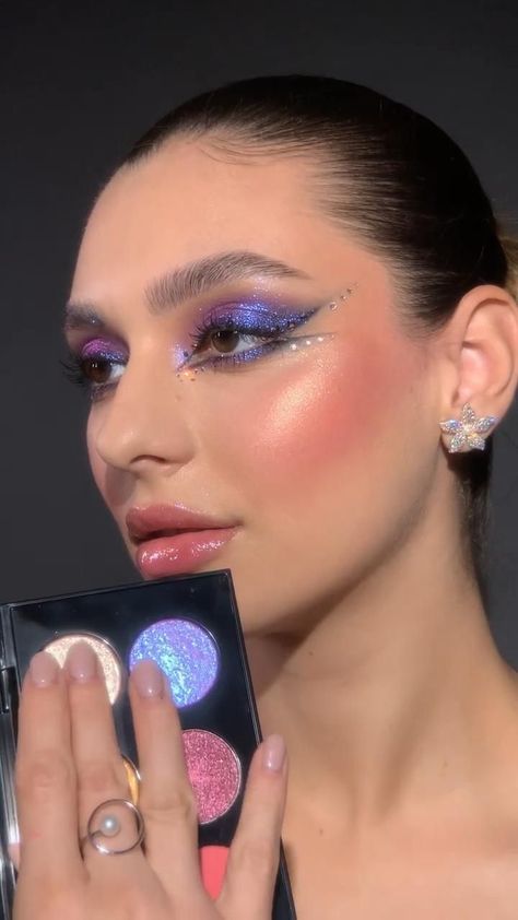 Duochrome Eyeshadow Looks, Multichrome Eyeshadow Looks, Purple Glitter Eyeshadow, Glitter Eyeshadow Tutorial, Dope Makeup, Makijaż Smokey Eye, Colorful Eye Makeup, Winter Makeup, Looks Party