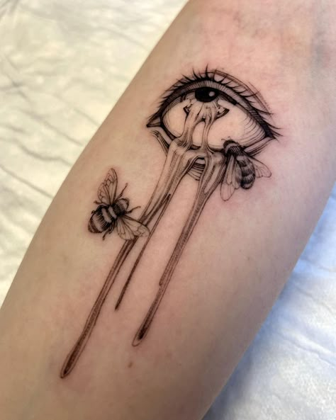 Surealisme Tattoo, Looking Glass Tattoo, Surreal Tattoo Ideas, Surrealism Tattoos, Surrealism Tattoo, Eyeball Tattoo, Surreal Tattoo, Insect Tattoo, Silhouette Tattoos