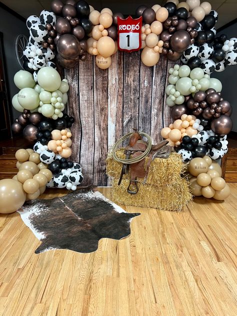 Vaquero Theme Party, Rodeo Prom, Backyard Graduation Party, Rodeo Party, Rodeo Birthday, Birthday Dinner Party, Western Parties, Country Theme, Cowboy Party