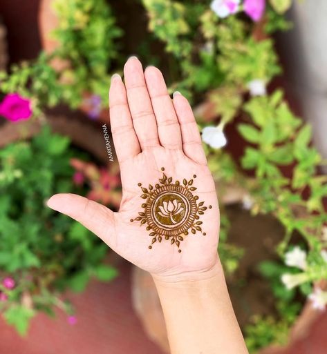 Simple Mehendi, Mandala Henna, Heena Design, Bridal Mehendi Designs Hands, Modern Henna Designs, Modern Mehndi Designs, Bridal Mehendi, Beautiful Henna Designs, Mehndi Designs Front Hand