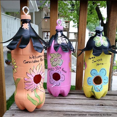 DIY Pop Bottle Birdhouses | Freemotion by the River Pop Bottle Crafts, Bird Feeder Craft, Homemade Bird Houses, Bird Houses Ideas Diy, Bottle House, Plastic Bottle Art, Diy Plastic Bottle, Bird House Kits, Diy Bird Feeder