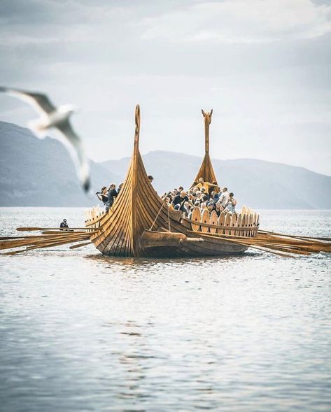 Viking Boats, Viking Longboat, Viking People, Viking Books, Viking Longship, Historical Viking, Viking Ships, Viking Shop, Viking Reenactment