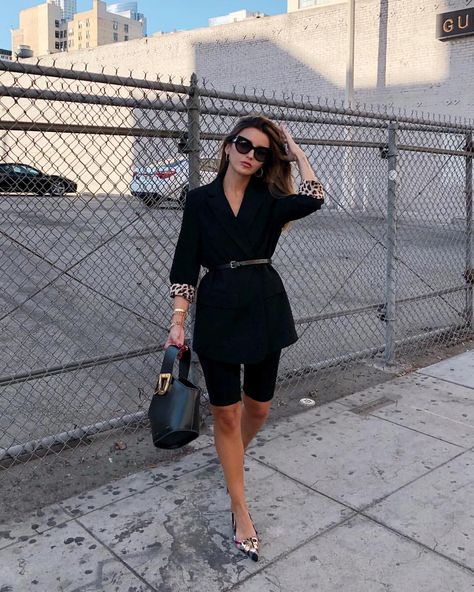 Alexandra Pereira Bike Shorts Outfit, Outfit Elegantes, Blazer Outfits Casual, Biker Shorts Outfit, Chic Chic, Summer Shorts Outfits, Stylish Work Attire, Blazer Outfit, Office Outfits Women