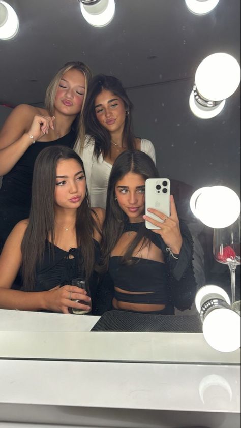 Friendship Photoshoot, Friend Pictures Poses, Friends Instagram, Friend Poses Photography, Best Friends Aesthetic, Mirror Pics, Best Friend Photos, Cute Friend Pictures, Cute Friend Photos