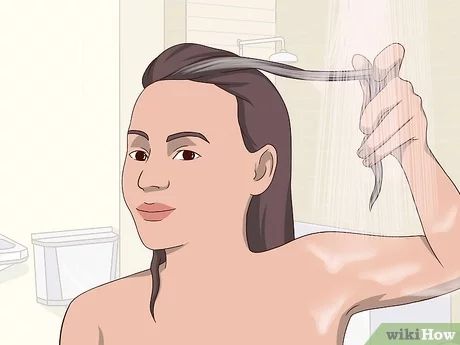 3 Ways to Put Streaks in Your Hair at Home - wikiHow Hair In Layers, How To Cut Hair, Pixie Bobs, Cut Your Own Hair, Cut Own Hair, Natural Hair Pictures, Easy Short Haircuts, Blonde Streaks, How To Cut Your Own Hair