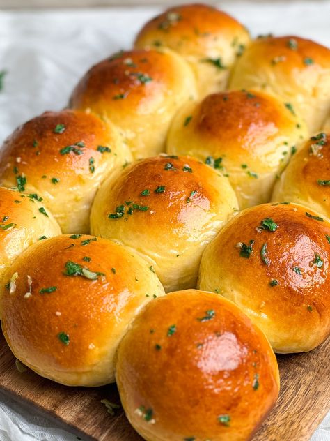 Easy Garlic Butter Dinner Rolls Soft Butter Rolls Recipe, Homemade Garlic Dinner Rolls, Easy Recipes Savory, Best Thanksgiving Rolls Recipes, Easy Garlic Rolls Recipe, Sweet Garlic Bread, Dinner Bread Rolls, Crispy Dinner Rolls, Artisan Rolls Recipe